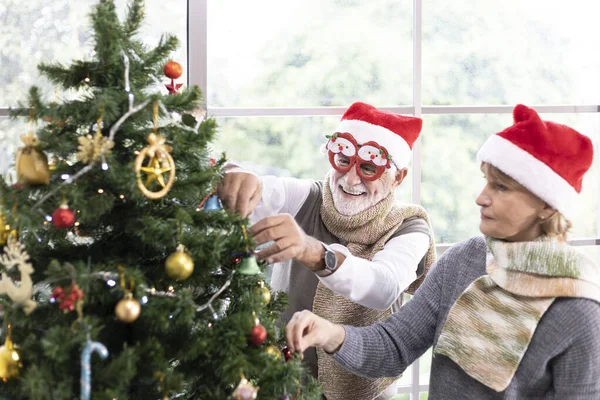 Ανώτερος Καυκάσιος Ζευγάρι Βοηθώντας Ένας Τον Άλλο Για Διακοσμήσετε Χριστουγεννιάτικο — Φωτογραφία Αρχείου