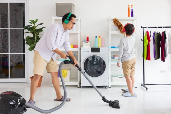 Padre Hijo Asiáticos Ayudan Mutuamente Limpiar Casa Utilizando Una Máquina —  Fotos de Stock