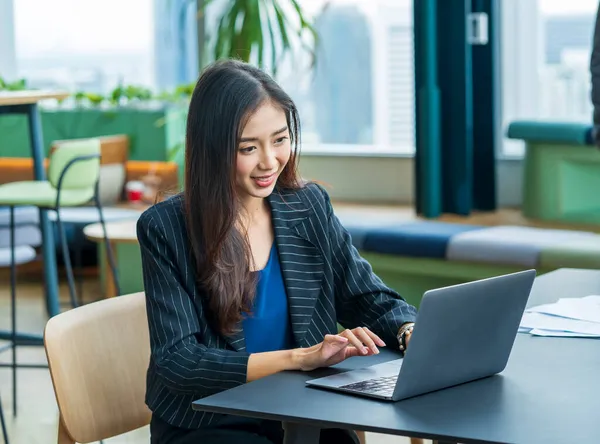 Mulher Negócios Asiática Formalwear Usando Computador Portátil Enquanto Trabalhava Pequeno — Fotografia de Stock