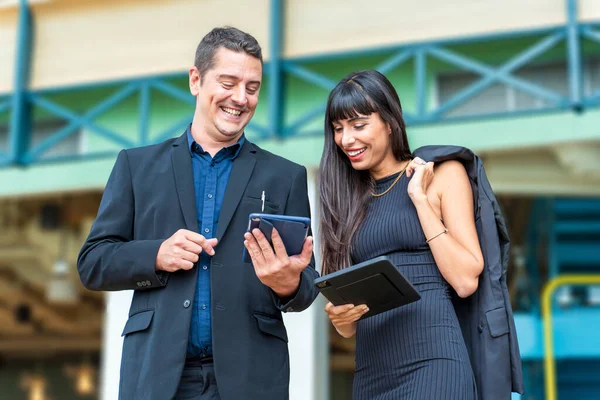 Empresário Empresária Estão Sorrindo Olhando Para Relatório Tablet Digital Para — Fotografia de Stock