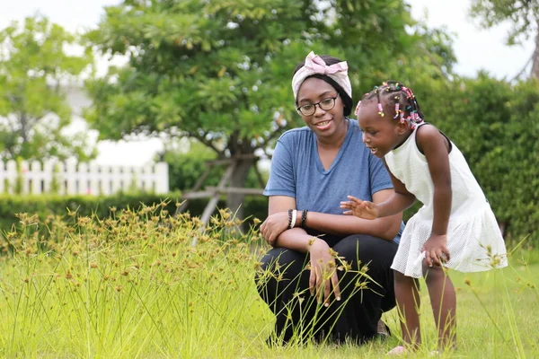 Afroamerykanka Matka Córka Cieszą Się Spędzaniem Czasu Razem Parku Okresie — Zdjęcie stockowe