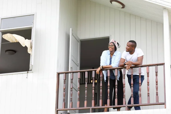 Młoda Świeżo Poślubiona Para Afroamerykanów Opierająca Się Balkonie Domu Przestrzenią — Zdjęcie stockowe