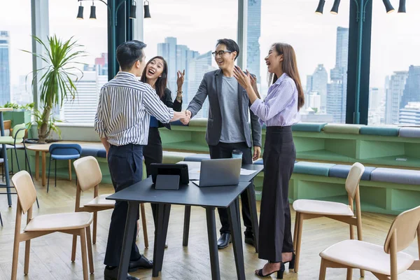 Team Junger Asiatischer Unternehmer Und Start Haben Geschäftstreffen Und Partnerschaftsvereinbarung — Stockfoto