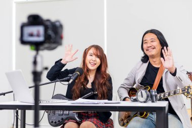 Asyalı müzisyen evdeki konserde ve yayın ağındaki hayran ve izleyiciler için çevrimiçi platform kullanarak evde canlı rock gösterisi yapıyor.