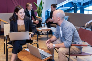 Müşteri, yatırım ve mali danışmanlık kavramına yatırım yapmak istediği konusunda avukat önerisini dinliyor.