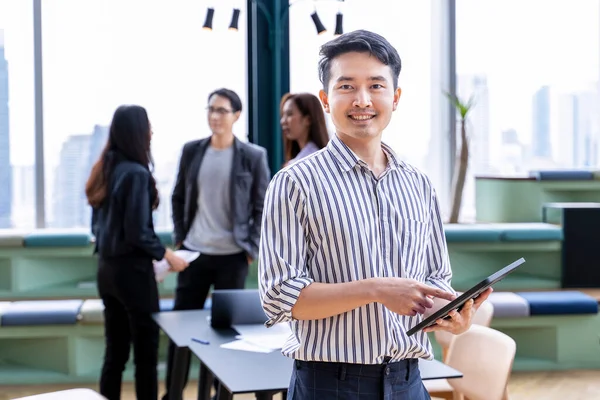 Portrait Young Asian Businessman Smiling Team Having Small Meeting Back — Stock Photo, Image