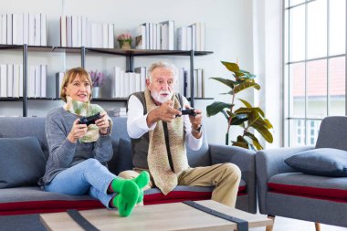 Üst düzey çiftler kış boyunca evlerinde kanepede oyun oynayıp rekabet etmekten zevk alırlar.