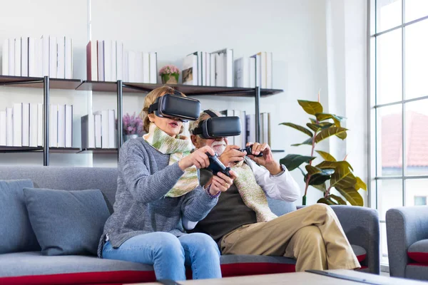 Pareja Personas Mayores Disfrutan Jugando Moderno Juego Realidad Virtual Línea —  Fotos de Stock