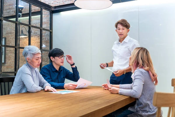 Team Asian People Different Age Group Brainstorming Data Information Analysis — Stock Photo, Image