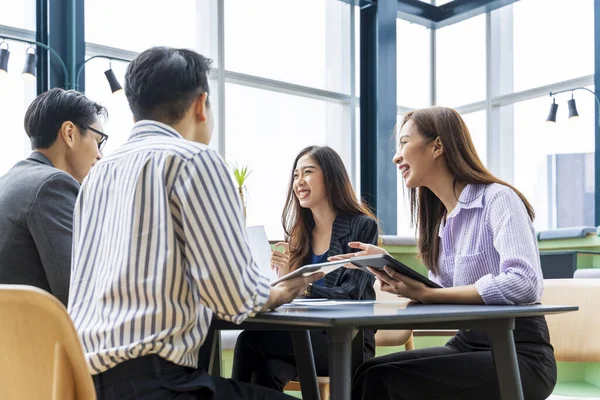 Team Junger Asiatischer Unternehmer Trifft Sich Kleinen Kreis Zum Bevorstehenden — Stockfoto