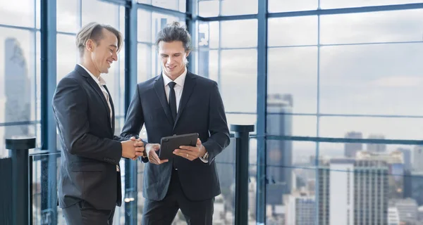 Caucasian Businessman Formal Suit Discussing Together While Working Modern Building — Stock Photo, Image