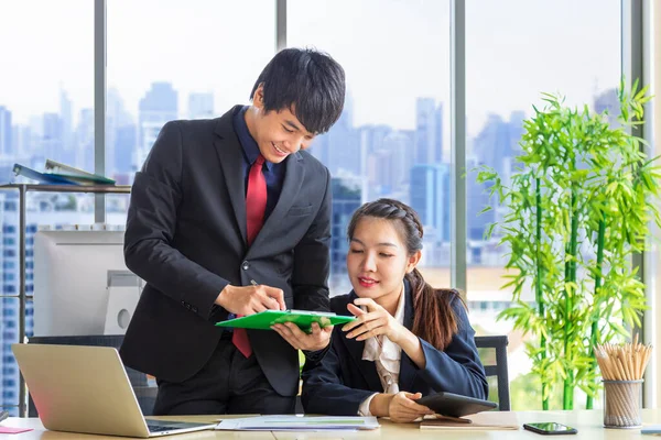 Asian Business Manger His Female Secretary Wearing Formal Suit Discussing — Stock Photo, Image