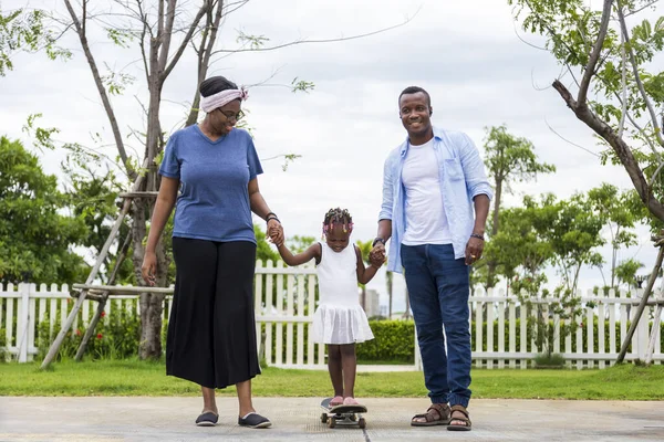 Feliz Padre Afroamericano Enseñar Hija Pequeña Jugar Skate Parque Público —  Fotos de Stock