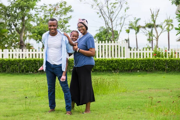 Familia Afroamericanos Con Una Pequeña Hija Caminando Sobre Campo Hierba —  Fotos de Stock