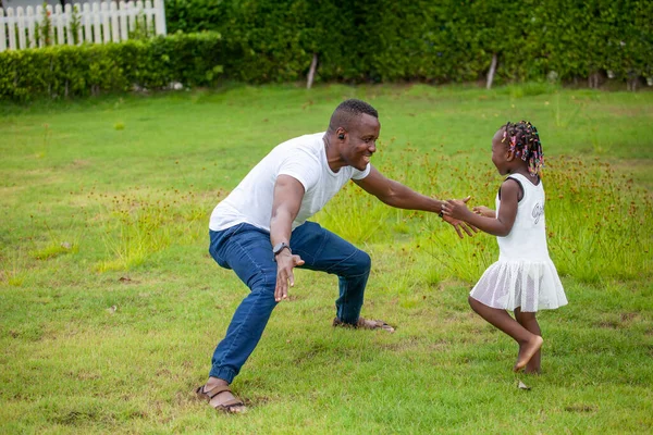 Padre Afroamericano Está Sosteniendo Pequeña Hija Pasando Buen Rato Juntos —  Fotos de Stock