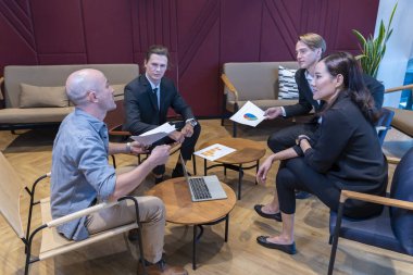 Beyaz iş adamlarının ekip toplantısı başarılı pazarlama stratejisi için stratejik yönetim için veri ve bilgi analizi üzerine beyin fırtınası yapıyor