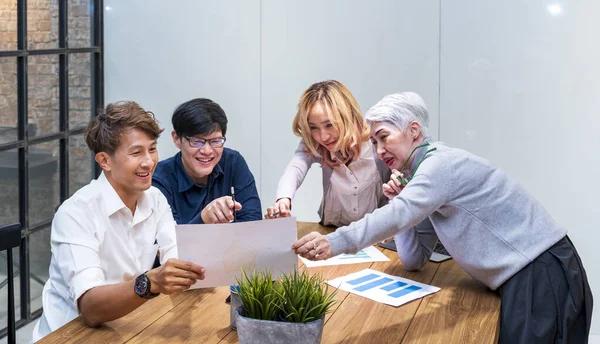 Team Aus Asiaten Mit Unterschiedlichen Altersgruppen Brainstorming Daten Und Informationsanalysen — Stockfoto