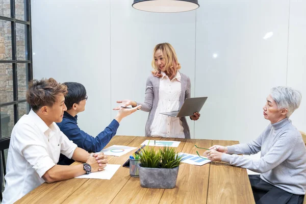 Team Aus Asiaten Mit Unterschiedlichen Altersgruppen Brainstorming Daten Und Informationsanalysen — Stockfoto