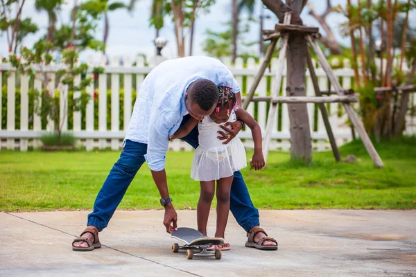 Afroamericano Padre Enseñar Hija Pequeña Jugar Skate Parque Público Durante —  Fotos de Stock