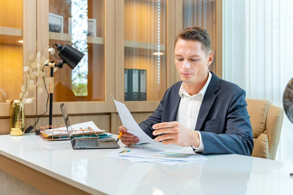 Caucasian Business Manager Analyzing Sales Report Marketing Team Business Income — Stock Photo, Image