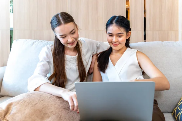 Compañera Piso Mujeres Diferentes Culturas Viendo Películas Juntas Apartamento Casa —  Fotos de Stock