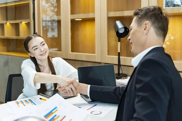 Ceo Negocios Caucásicos Felicitan Empleada Femenina Por Logro Sobresaliente Desempeño —  Fotos de Stock