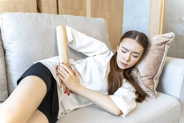 Běloška Ležící Pohovce Bolestí Břicha Důsledku Menstruace Nebo Symptomu — Stock fotografie