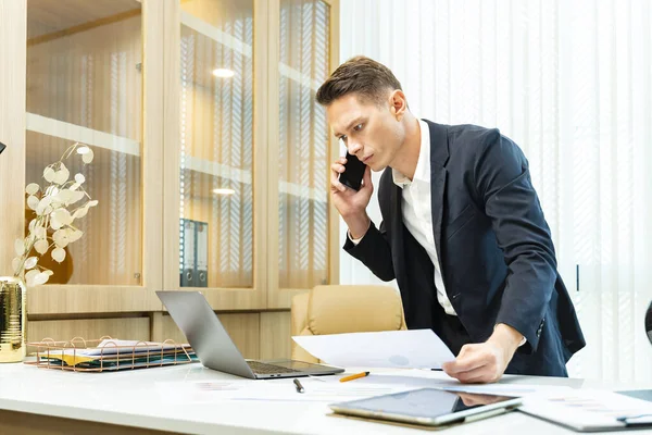 Gerente Negócios Caucasiano Usando Telefone Para Ligar Para Cliente Enquanto — Fotografia de Stock