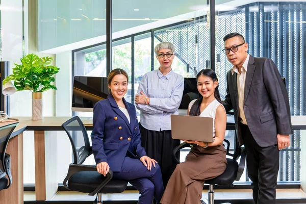 Retrato Grupo Equipe Empresários Asiáticos Terno Formal Diferentes Idades Que — Fotografia de Stock