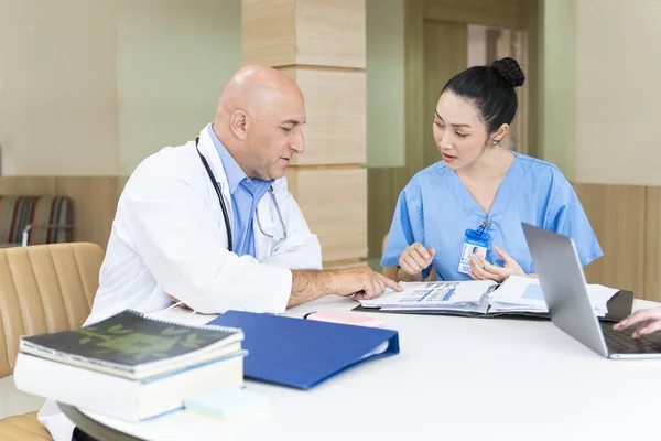 Team Aus Arzt Und Krankenschwester Diskutiert Und Erörtert Patientenakte Nach — Stockfoto