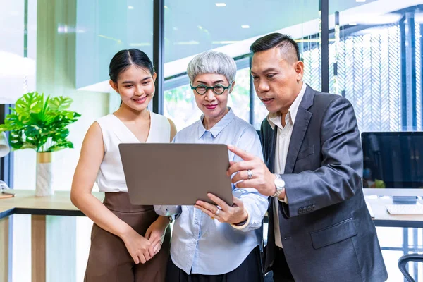 Team Asian People Different Age Group Brainstorming Data Information Analysis — Stock Photo, Image