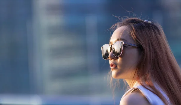Mulher Asiática Com Cabelo Gengibre Vestindo Óculos Sol Enquanto Olha — Fotografia de Stock