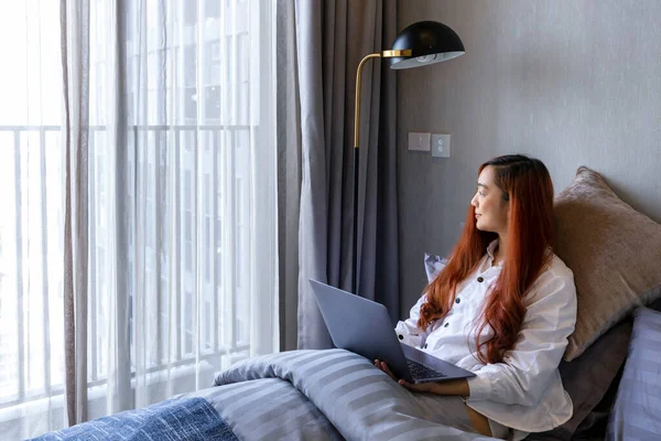 Mujer Asiática Que Trabaja Línea Desde Casa Con Ordenador Portátil —  Fotos de Stock