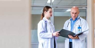 Kafkas doktorlarından oluşan bir ekip deneyimli kıdemli hekim doktorla hastanın tıbbi kayıtları üzerinde tartışıyor ve beyin fırtınası yapıyor.