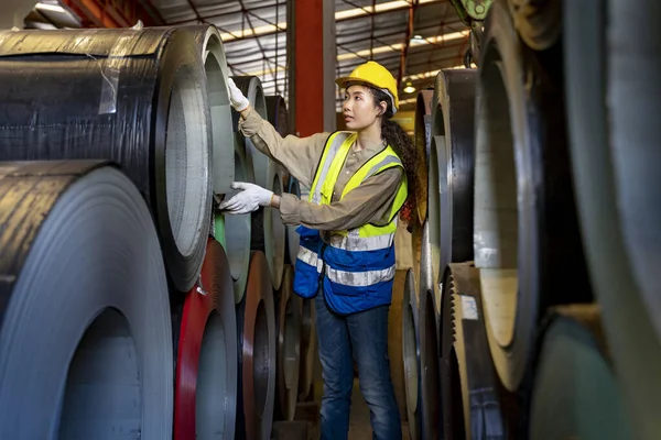 Trabajadora Ingeniería Asiática Está Examinando Rollo Chapa Metal Galvanizado Inoxidable —  Fotos de Stock