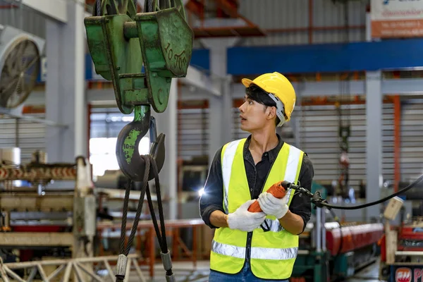 Aziatische Ingenieur Werknemer Met Behulp Van Overhead Kraan Takel Grondstoffen — Stockfoto