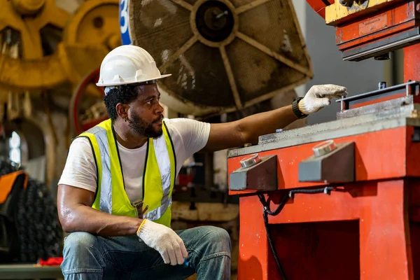 Trabajador Industrial Afroamericano Está Utilizando Máquina Prensa Energía Hidráulica Para —  Fotos de Stock