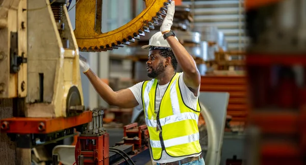 Trabajador Mecánico Afroamericano Está Comprobando Engranaje Para Máquina Hidráulica Dentro —  Fotos de Stock