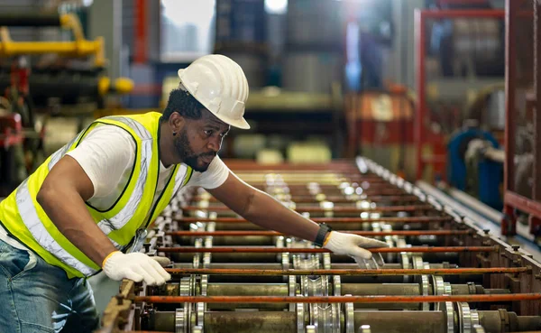 Trabajador Industrial Afroamericano Está Comprobando Valor Configuración Máquina Formadora Rollos —  Fotos de Stock
