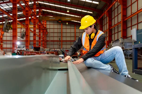 Trabajador Técnico Ingeniería Está Midiendo Acero Máquina Formadora Chapa Metálica —  Fotos de Stock