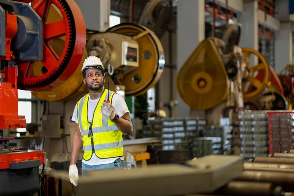 Trabajador Industrial Afroamericano Está Usando Walkie Talkie Mientras Trabaja Dentro —  Fotos de Stock
