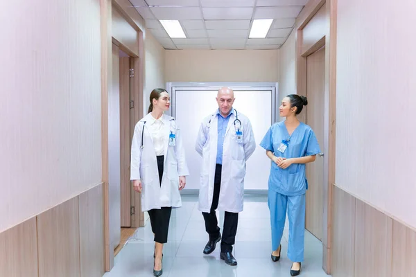 Orvosok Nővérek Megbeszélik Átgondolják Betegek Orvosi Kartonját Miután Ellátogattak Kórterembe — Stock Fotó