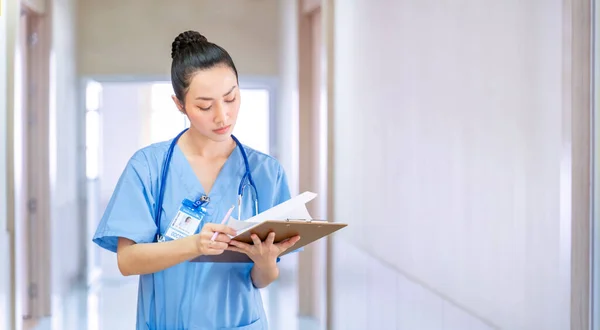 Médico Femenino Asiático Está Mirando Historia Clínica Del Paciente Después —  Fotos de Stock