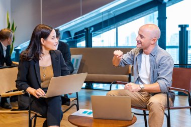 Müşteri yatırım ve finansal danışmanlık için yatırım yapmak istediği yatırım fonu ile ilgili bankacı önerilerini dinliyor