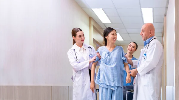 Különböző Sokszínűségű Orvosok Nővérek Segítik Tolószékes Betegeket Abban Hogy Felálljanak — Stock Fotó