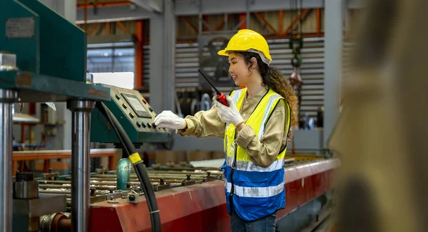 Trabajador Técnico Ingeniería Está Operando Máquina Dentro Fábrica Utilizando Walkie —  Fotos de Stock