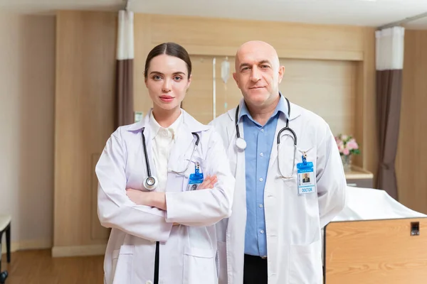 Kaukázusi Portré Fiatal Idősebb Orvosról Kórházi Betegszárnyban Egészségügyi Orvosi Ellátásért — Stock Fotó