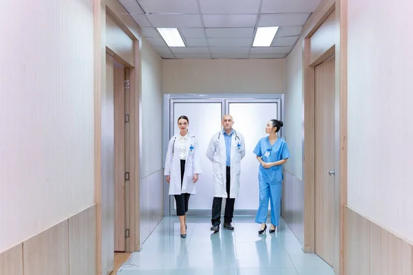 Orvosok Nővérek Megbeszélik Átgondolják Betegek Kórtörténetét Kórterem Látogatása Diagnózisa Után — Stock Fotó