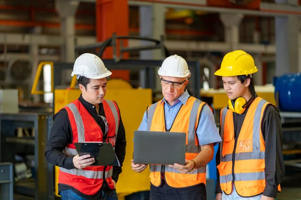 Team Van Diversiteit Werknemer Inspecteren Staalfabriek Tijdens Het Luisteren Naar — Stockfoto