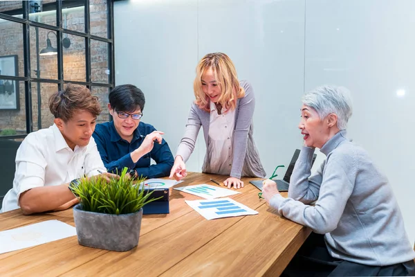 Team Aus Asiaten Mit Unterschiedlichen Altersgruppen Brainstorming Daten Und Informationsanalysen — Stockfoto